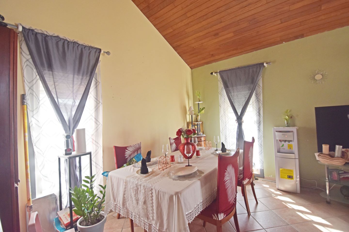 Dawn Beach 2 Bedroom Villa Dining Area